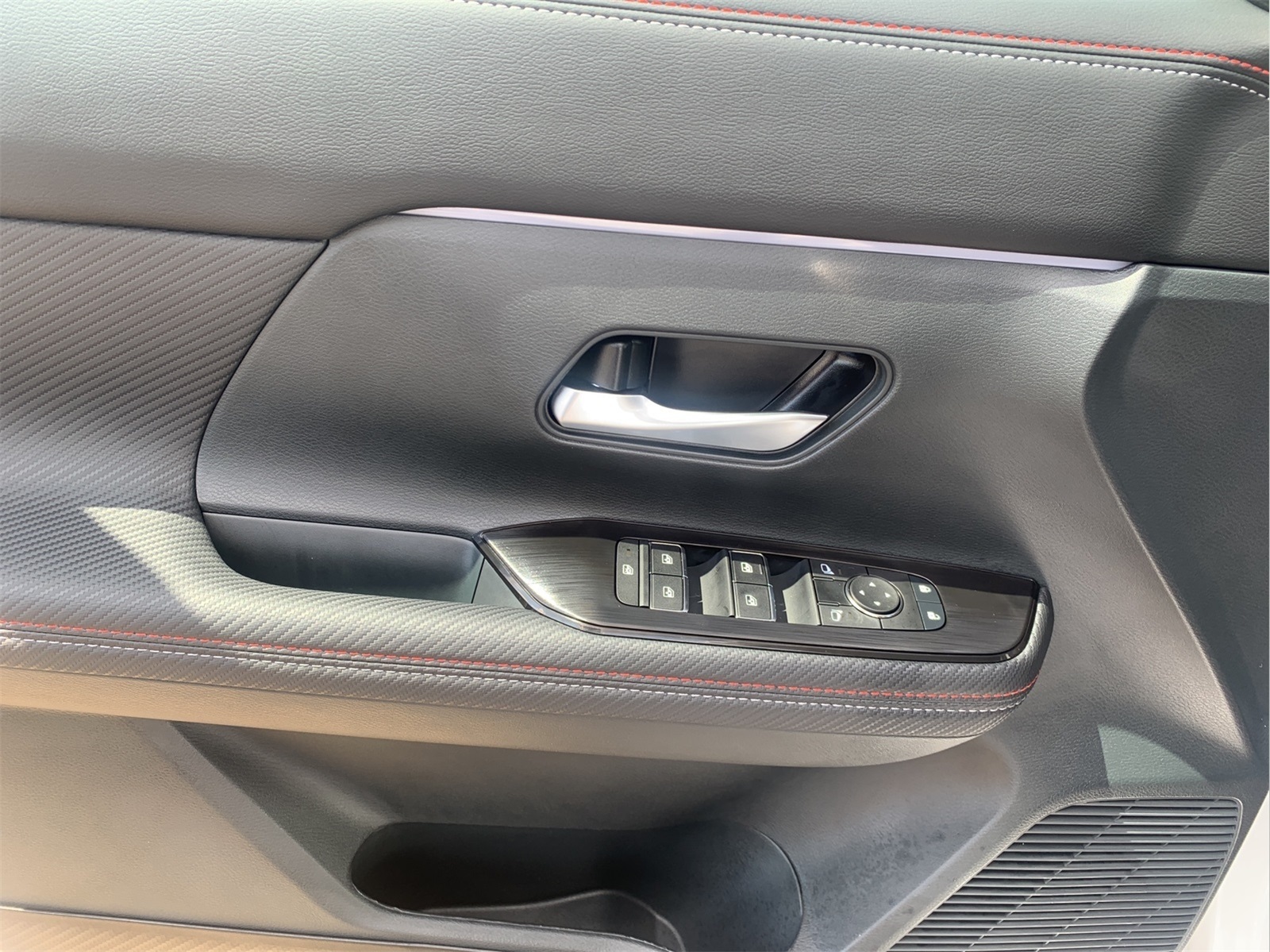 2025 Nissan Kicks SR photo 10