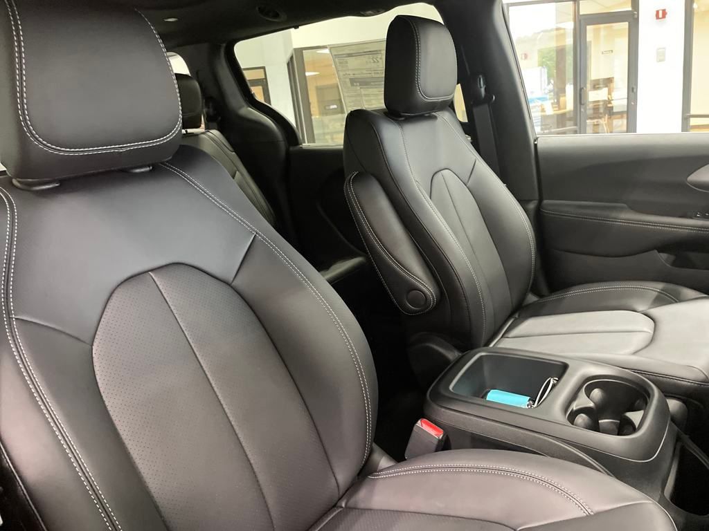 2025 Chrysler Pacifica photo 14