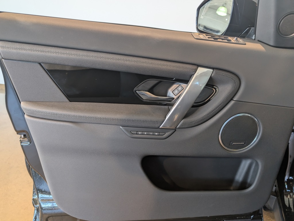 2025 Land Rover Discovery Sport S photo 8