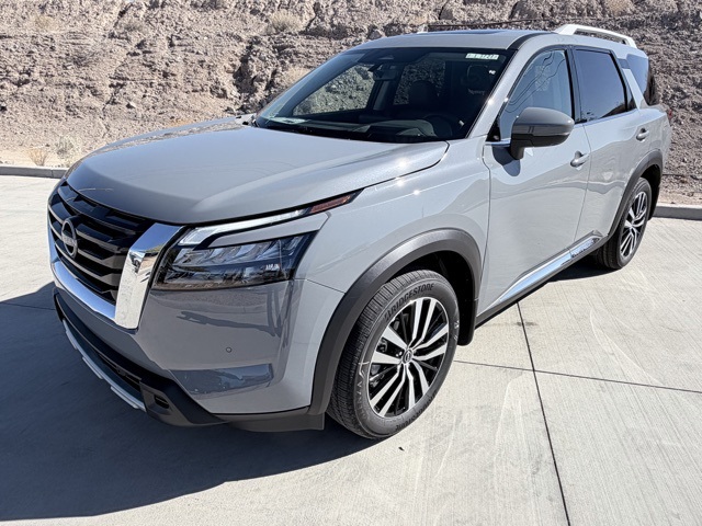 2025 Nissan Pathfinder Platinum's photo