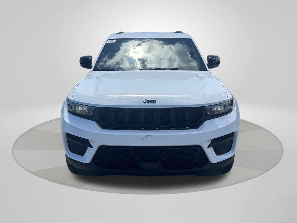 2025 Jeep Grand Cherokee Altitude photo 2