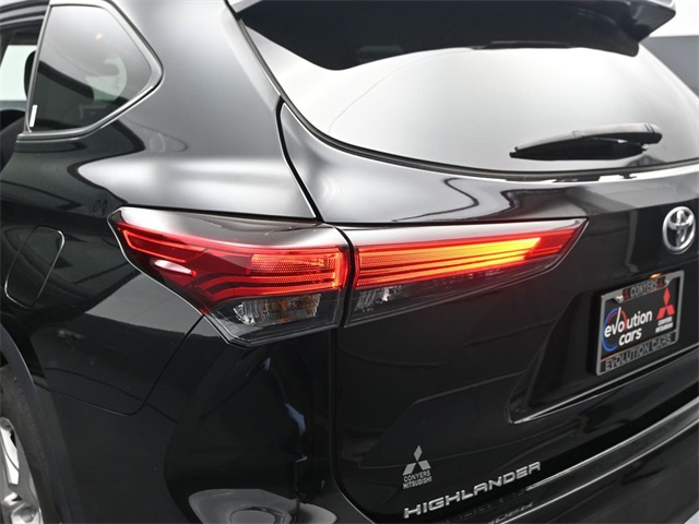 2020 Toyota Highlander LE photo 14