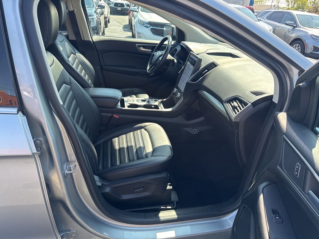 2022 Ford Edge SEL photo 23