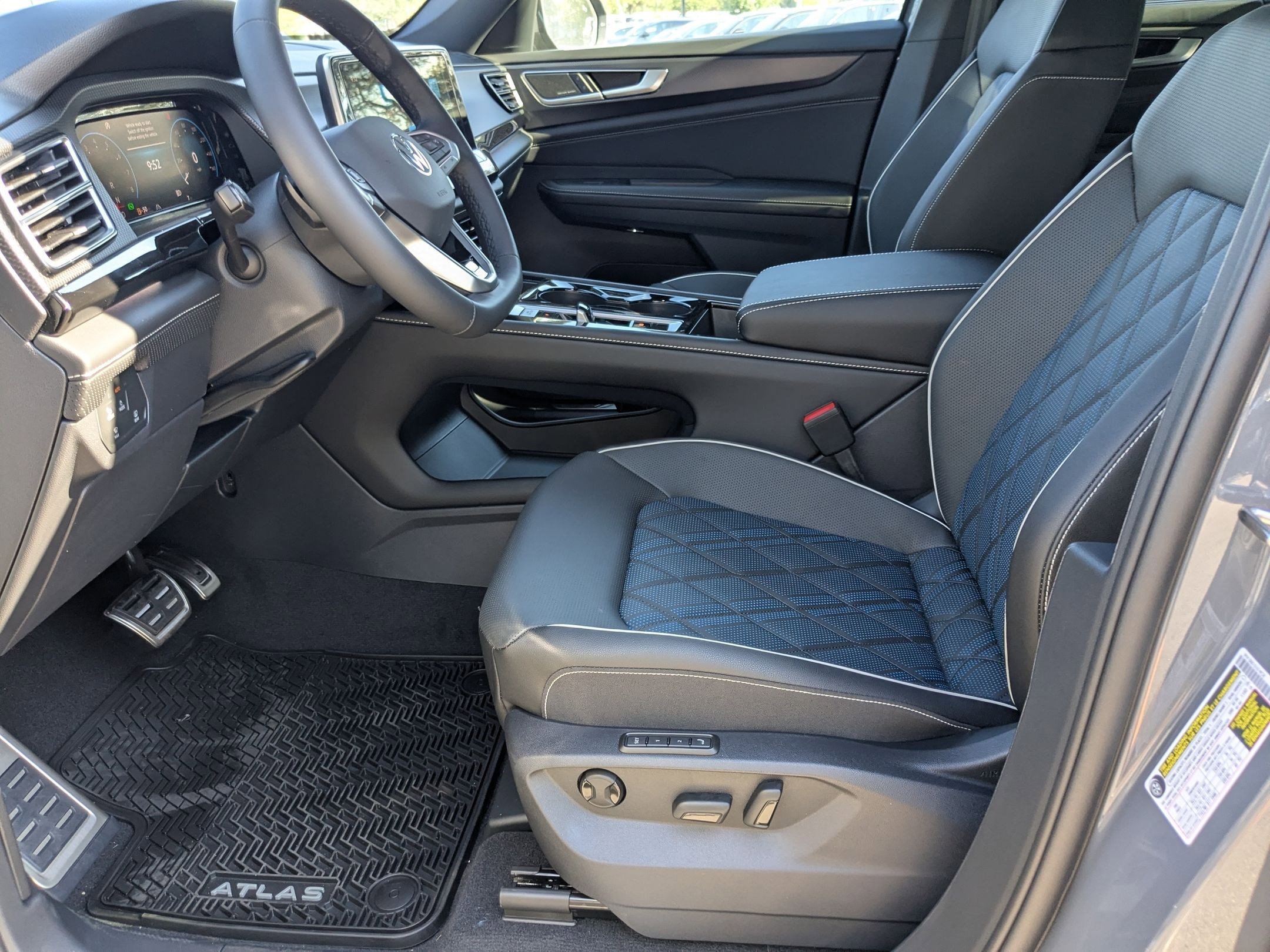 2026 Volkswagen Atlas Cross Sport SEL Premium R-Line photo 2