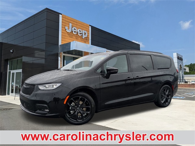 2026 Chrysler Pacifica Limited's photo