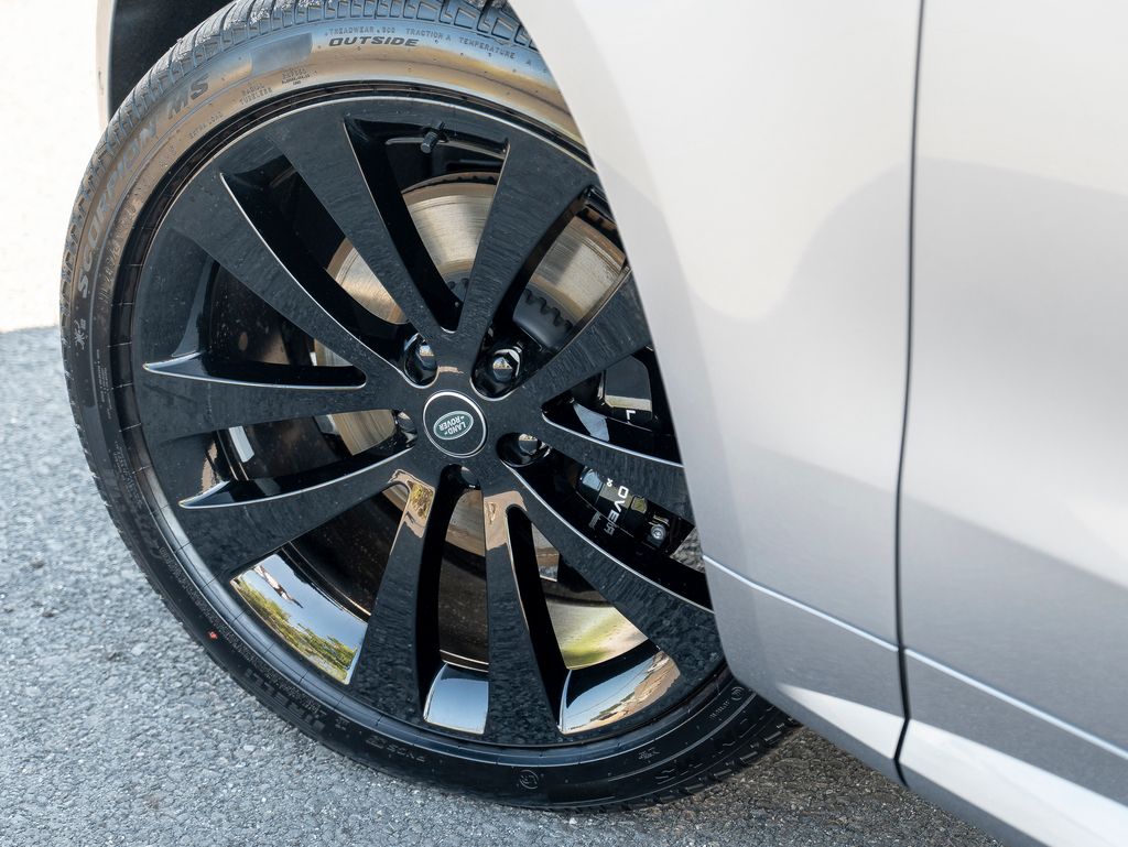 2025 Land Rover Range Rover Sport SE photo 9