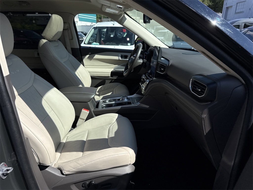 2025 Ford Explorer ST-Line photo 28