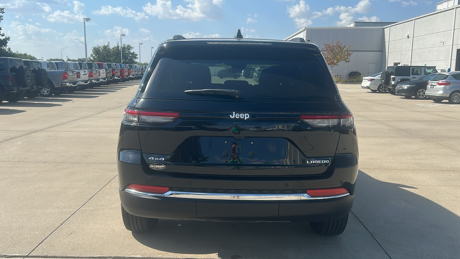 2025 Jeep Grand Cherokee Laredo photo 4
