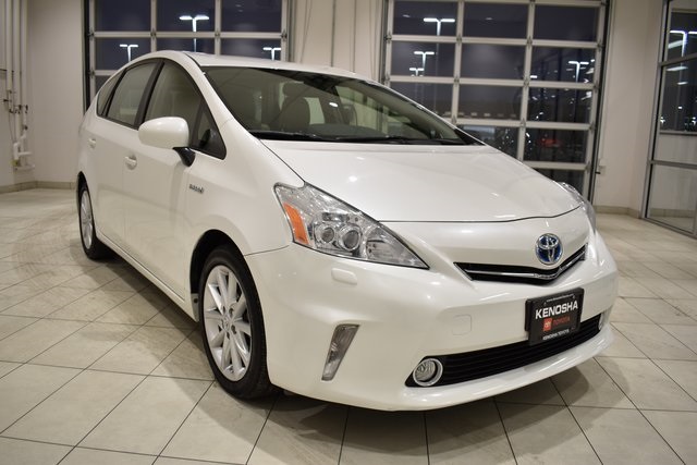 2014 Toyota Prius v Five's photo