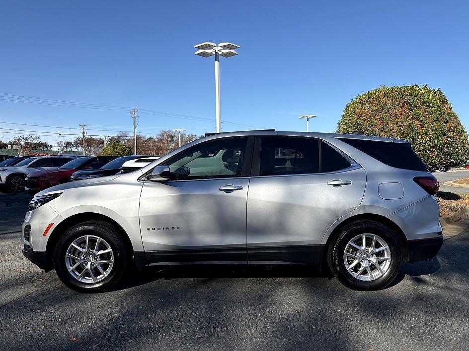 2022 Chevrolet Equinox LT photo 2