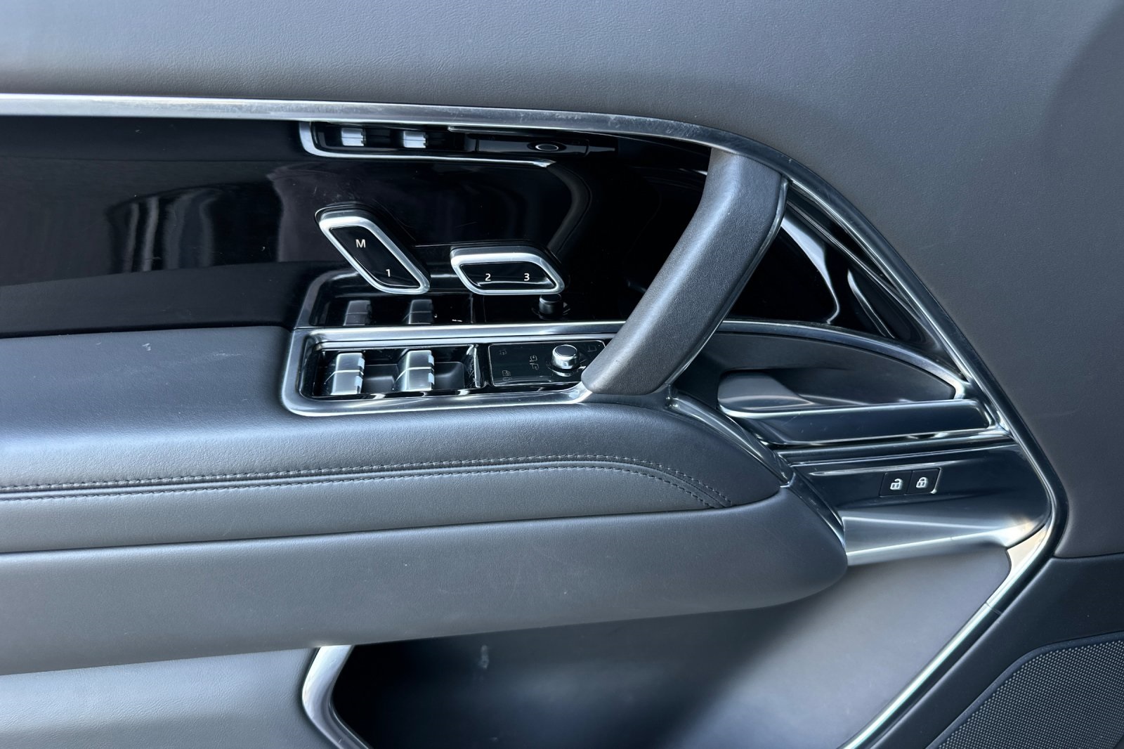 2023 Land Rover Range Rover SE photo 10
