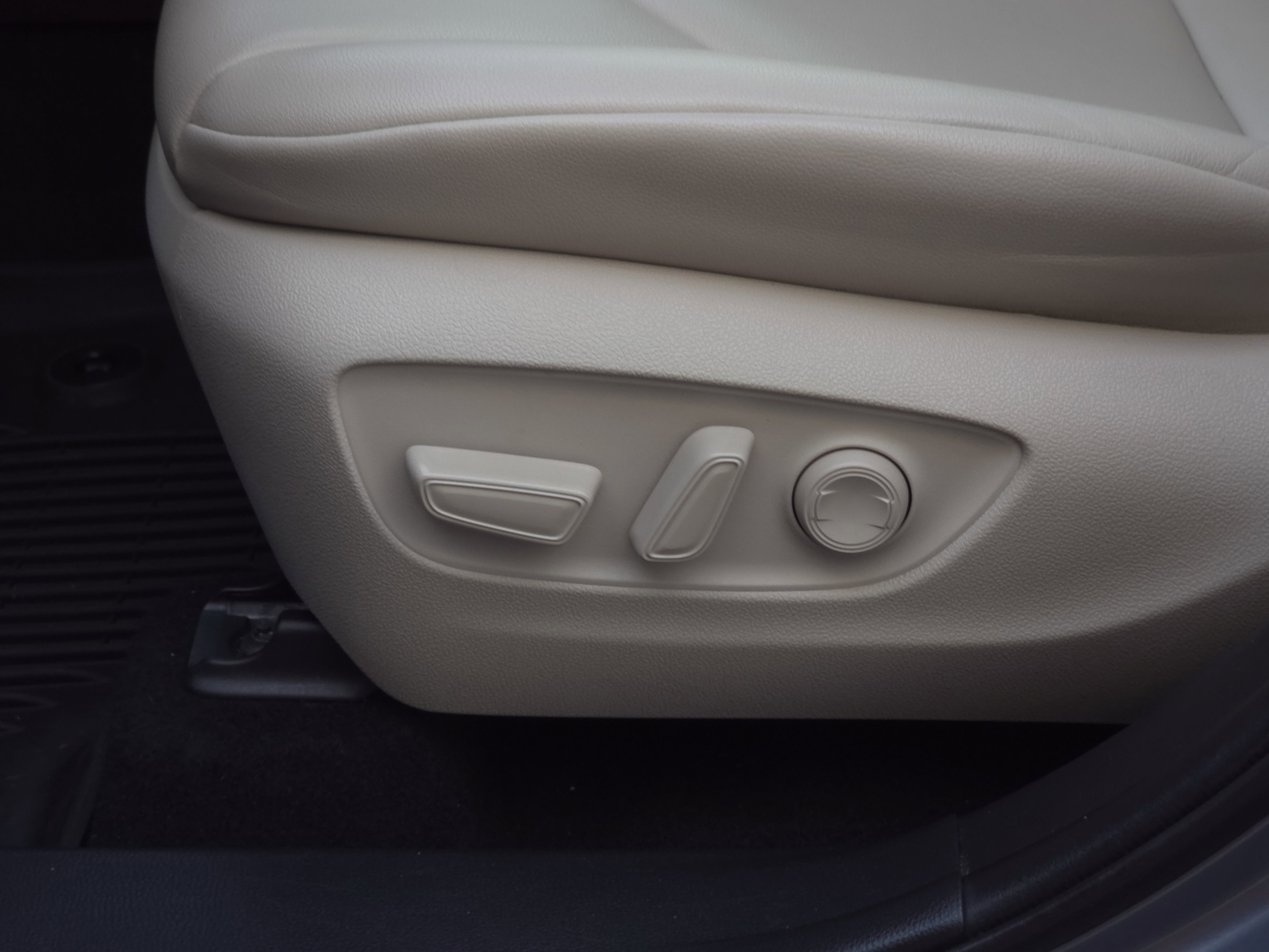 2020 Toyota Highlander XLE photo 3