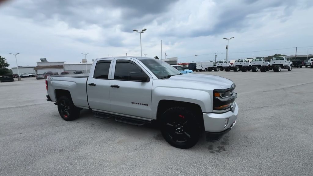 2018 Chevrolet Silverado 1500 LT photo 2