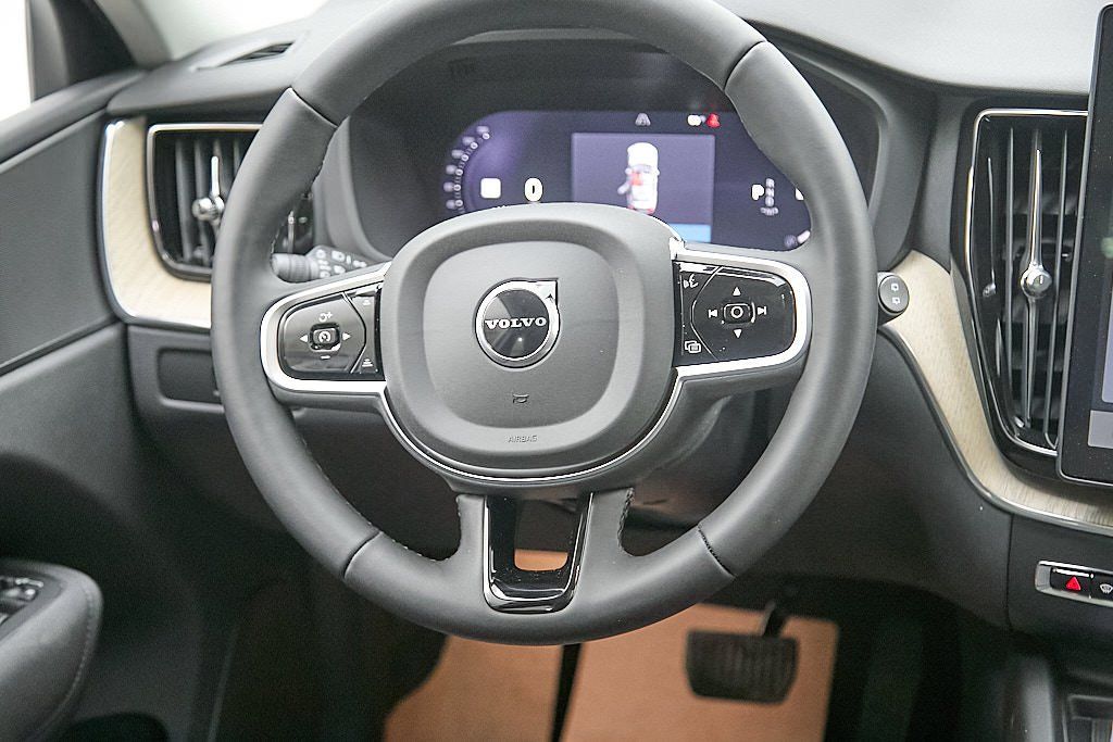 2026 VOLVO XC60 - Image 24