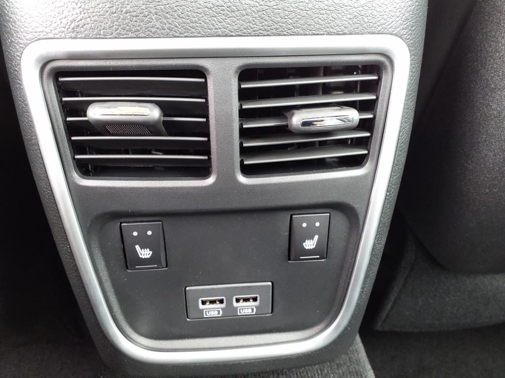 2023 Chrysler 300 Touring L photo 4