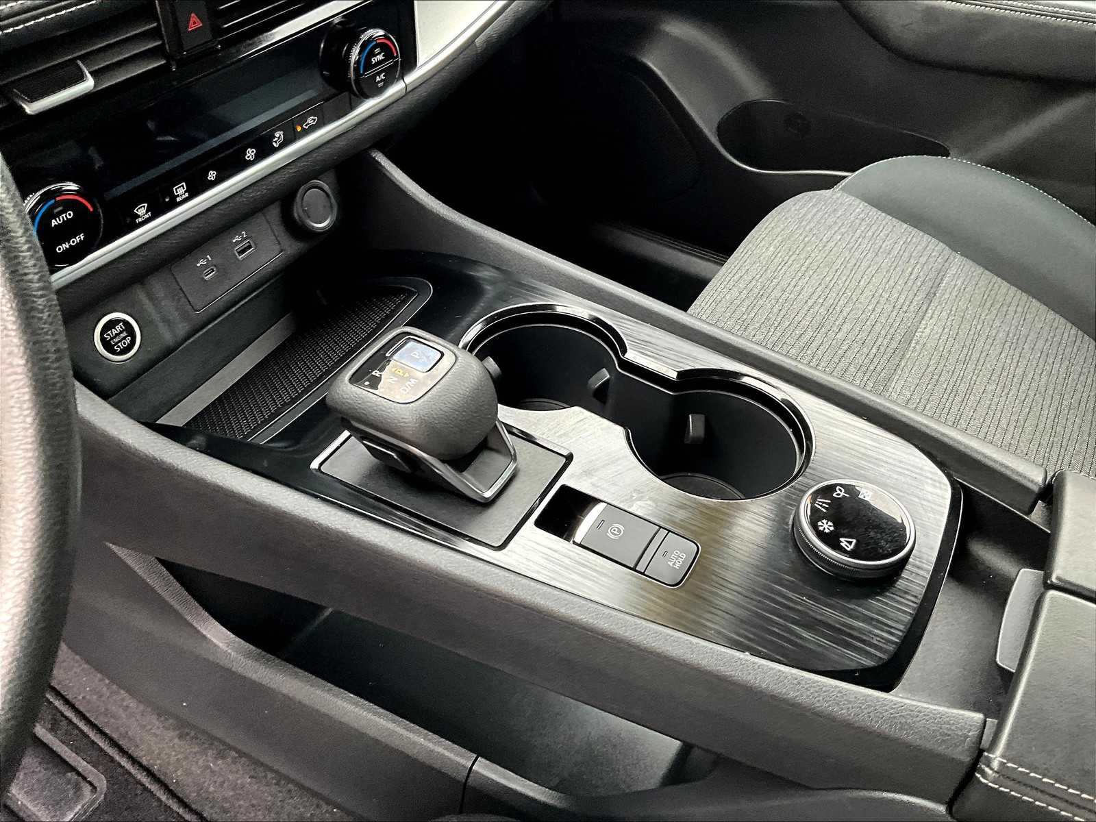 2022 Nissan Rogue SV photo 19