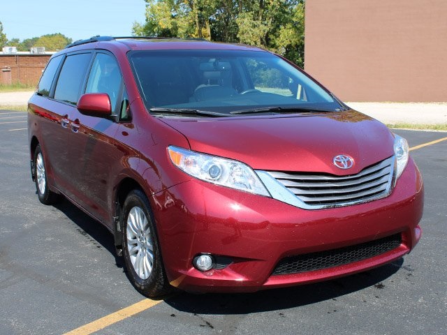 2017 Toyota Sienna XLE photo 4