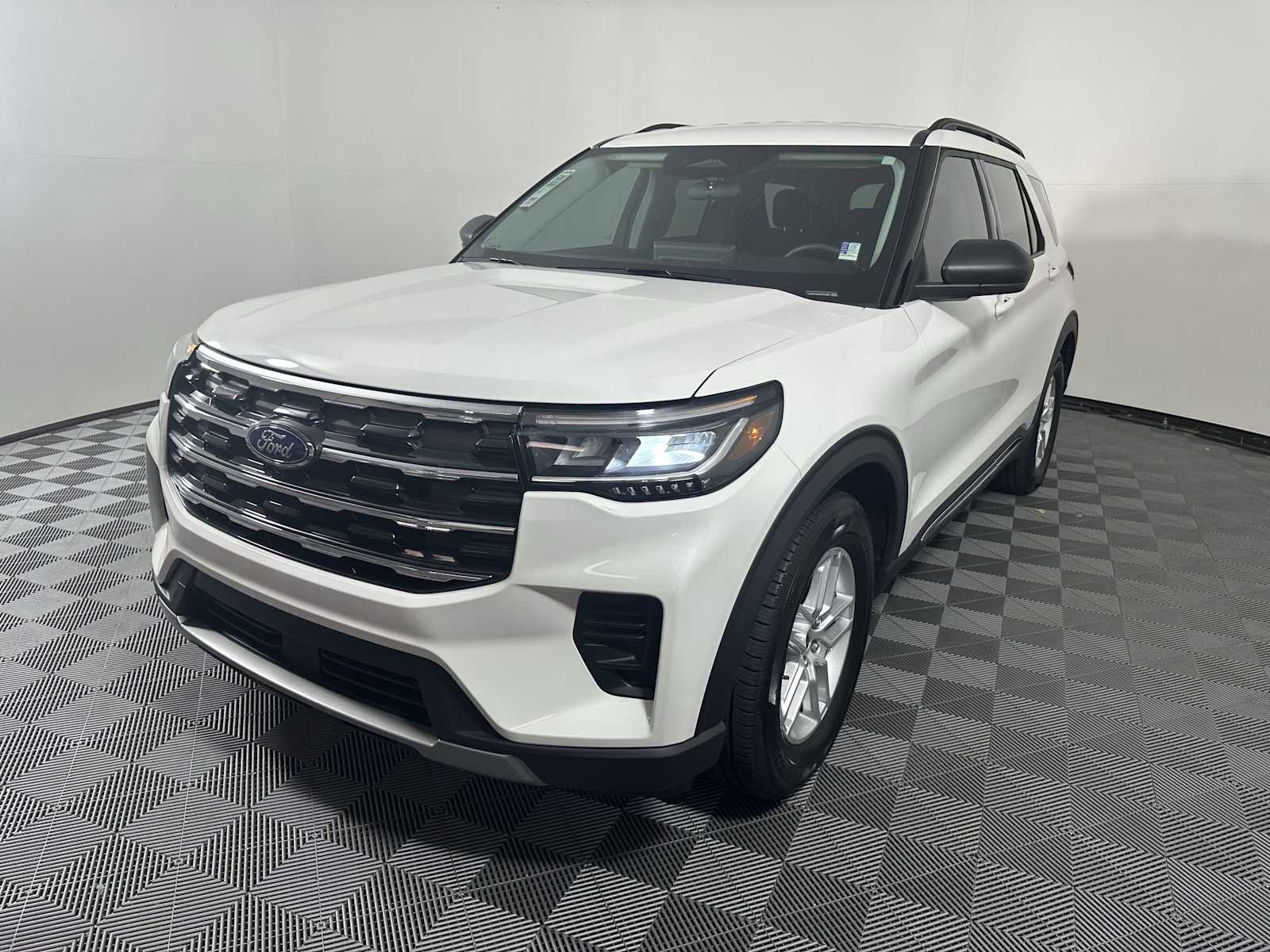 2025 Ford Explorer photo 2