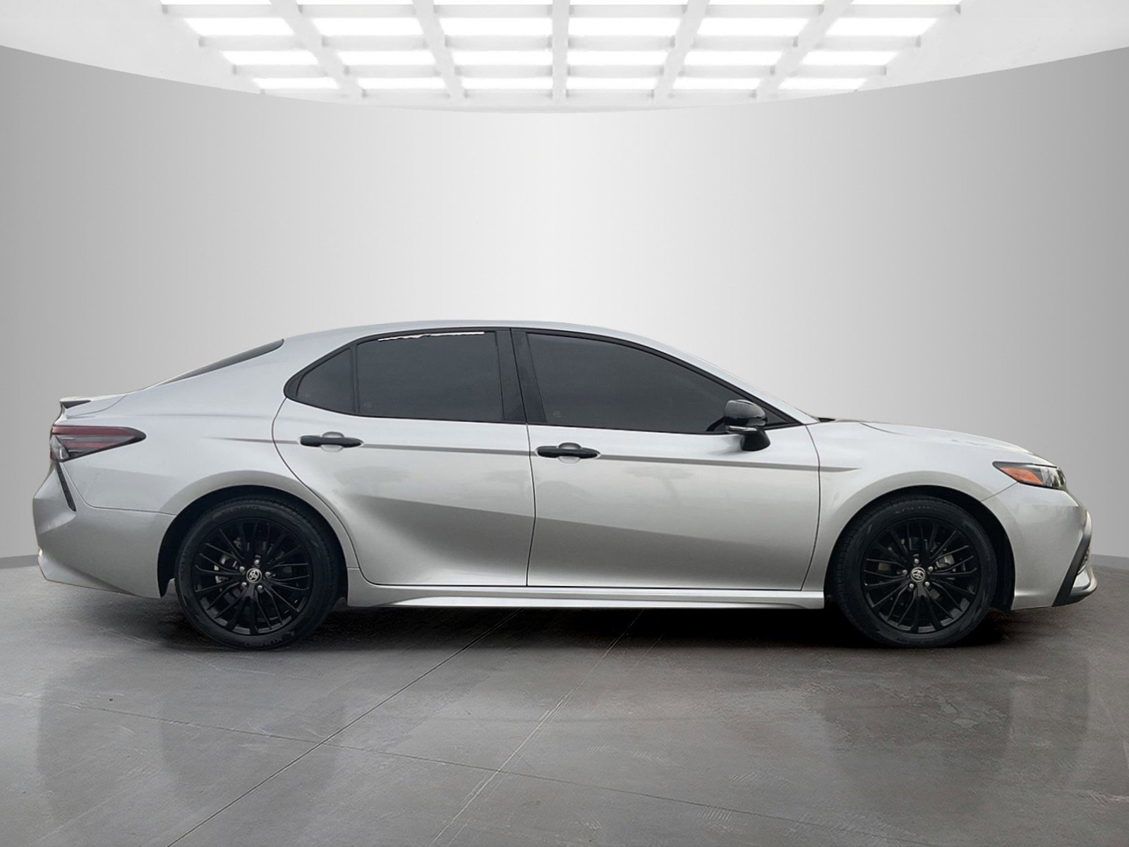 2022 Toyota Camry Hybrid SE photo 2