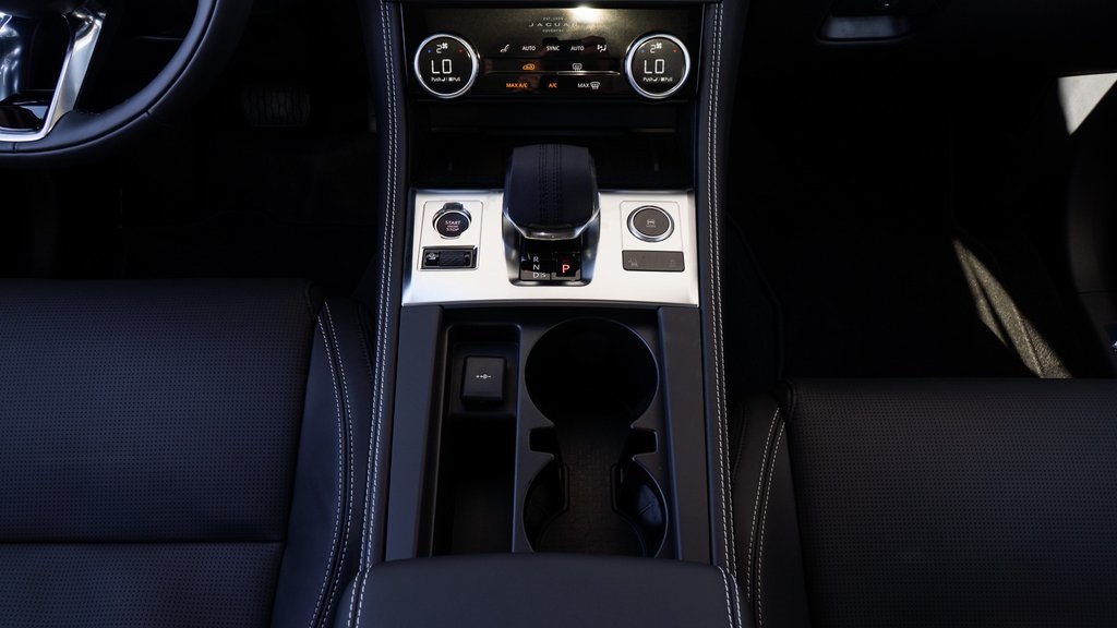 2025 Jaguar F-PACE P250 R-Dynamic S photo 11