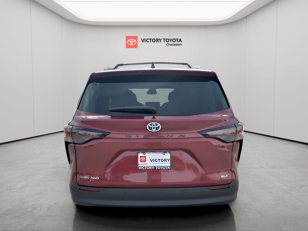2025 Toyota Sienna XLE photo 5