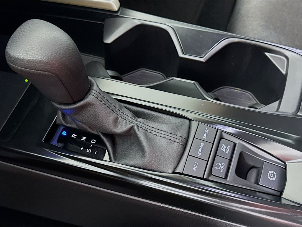 2025 Toyota Camry Hybrid LE photo 17