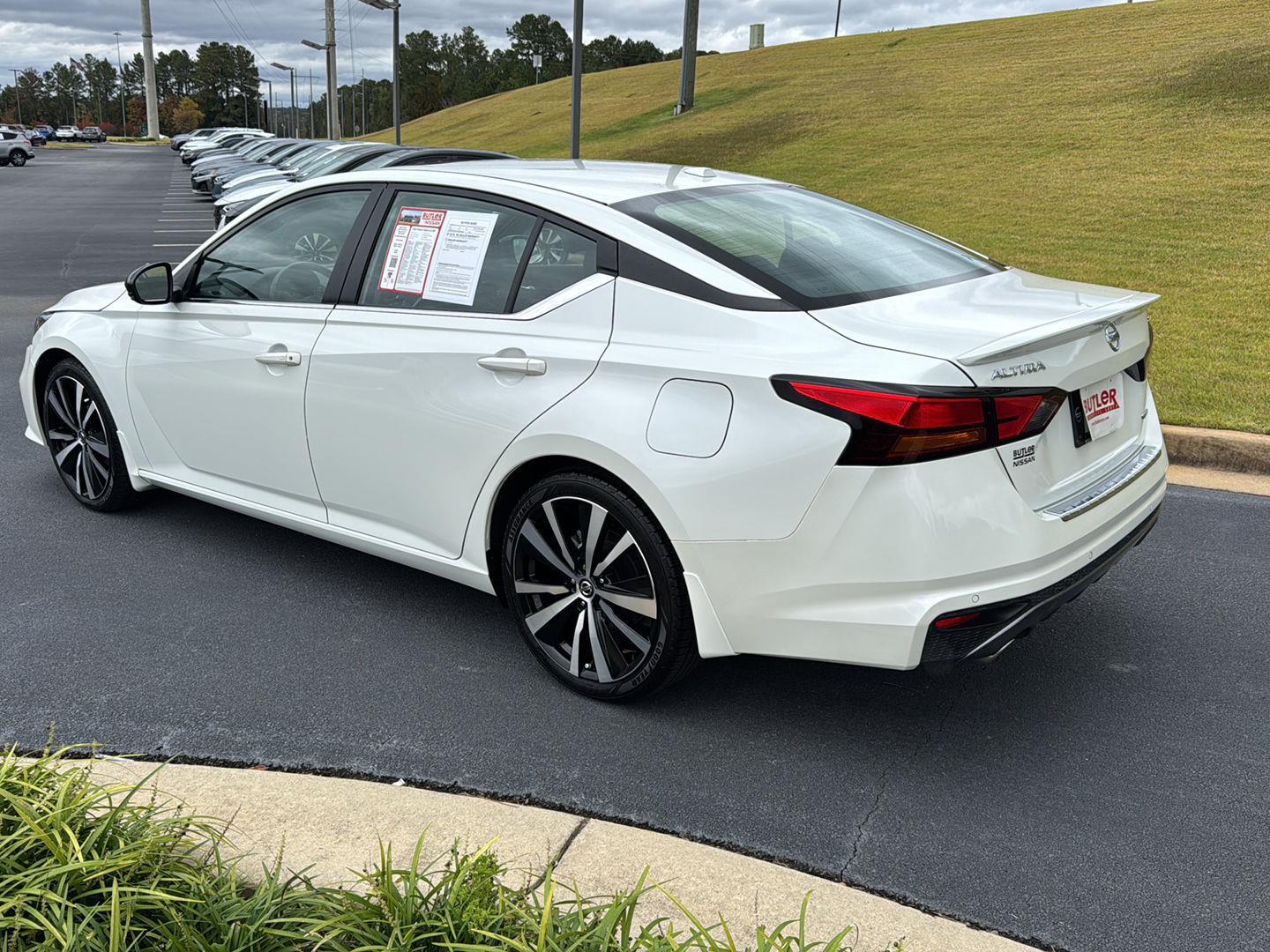 2022 Nissan Altima SR photo 3