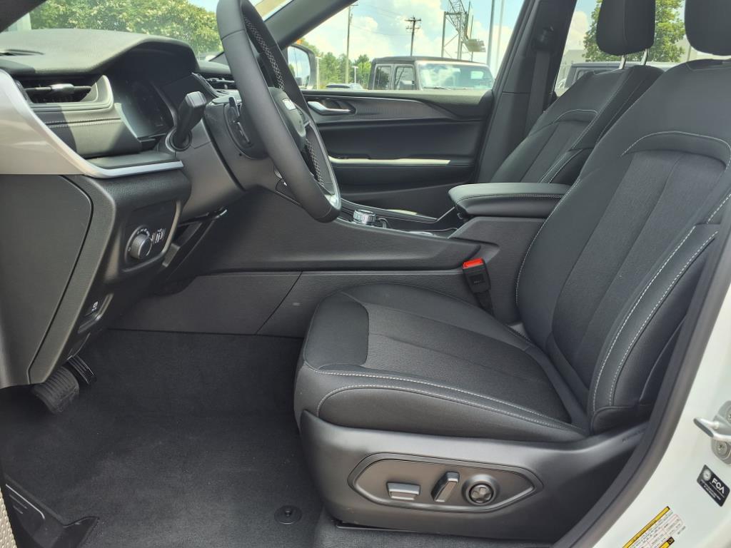 2025 Jeep Grand Cherokee Laredo X photo 3