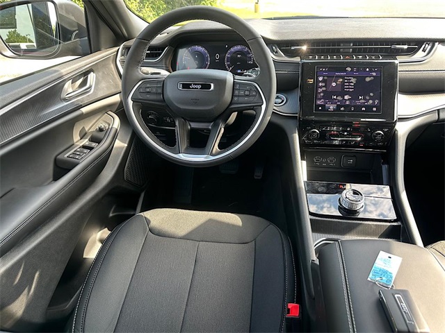2025 Jeep Grand Cherokee Laredo X photo 13