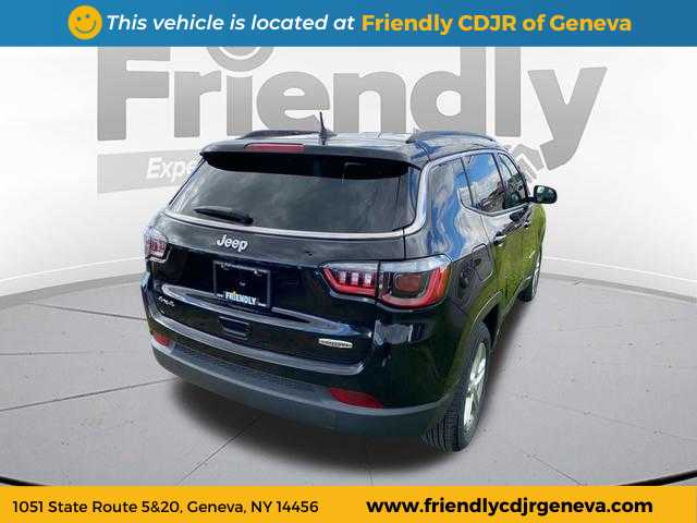 2023 Jeep Compass Latitude photo 2