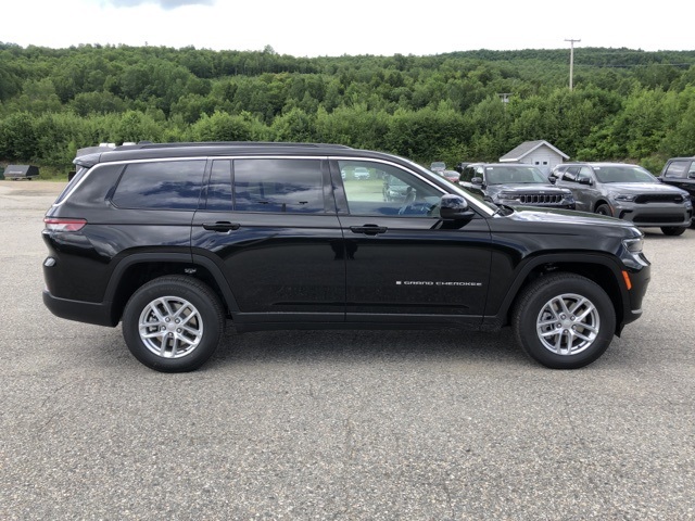 2025 Jeep Grand Cherokee Laredo photo 2