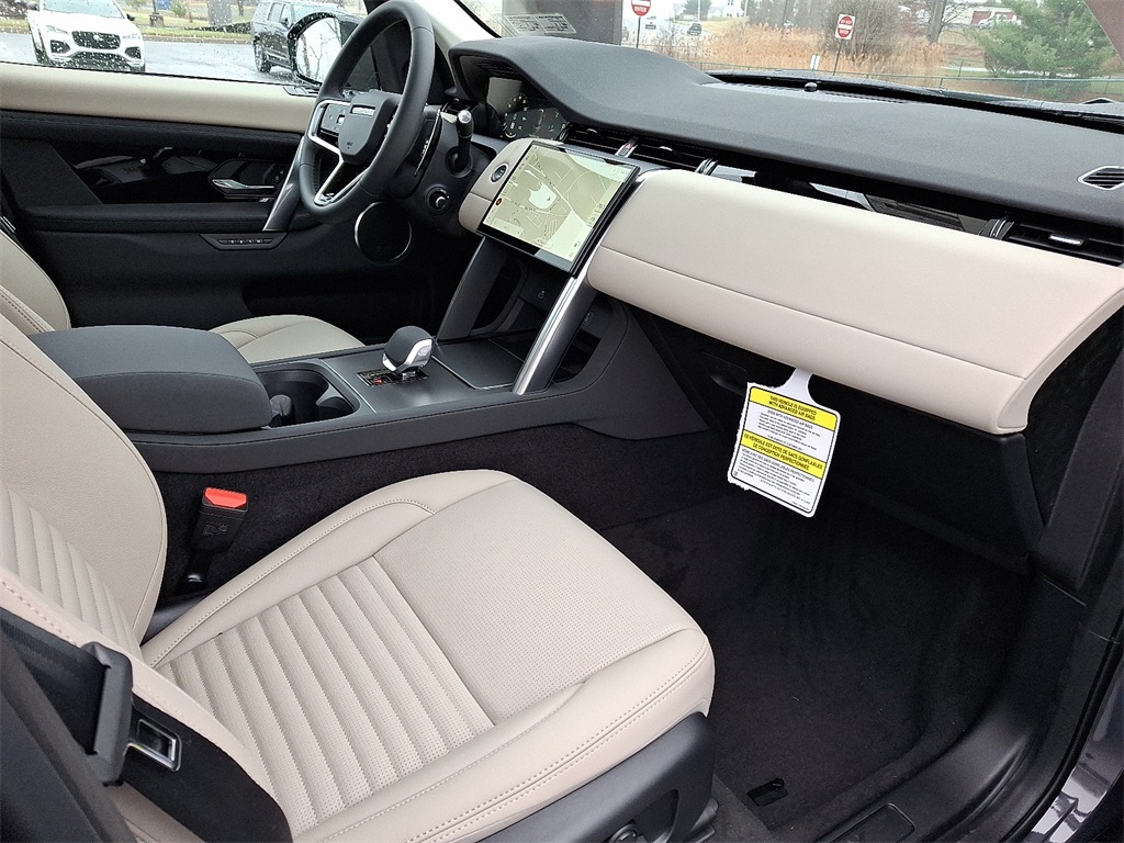 2025 Land Rover Discovery Sport S photo 4
