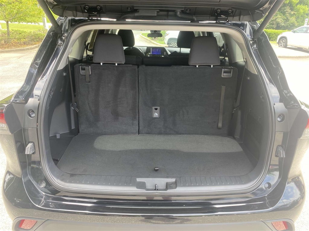 2024 Toyota Highlander LE photo 4