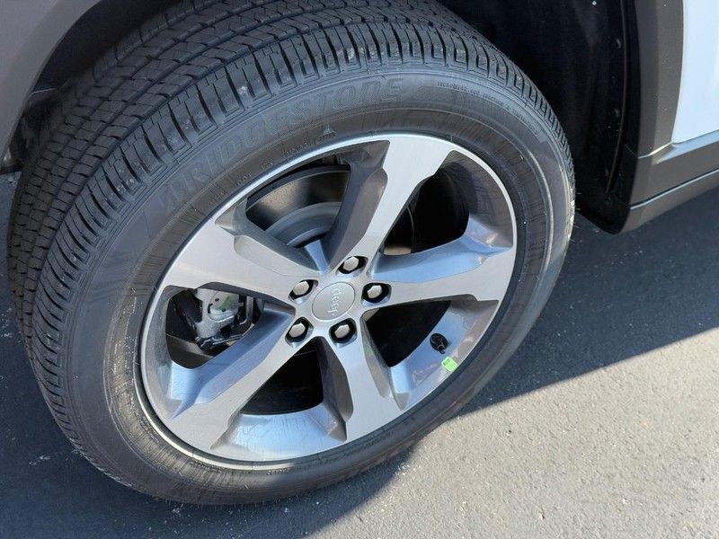 2025 Jeep Grand Cherokee Limited photo 3