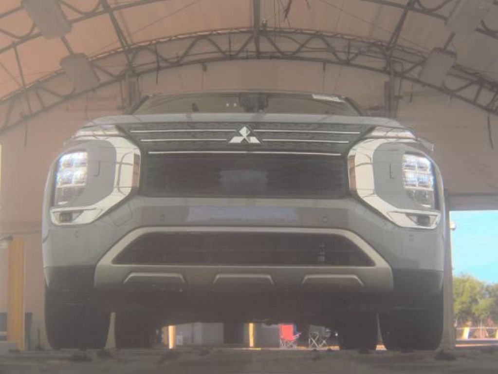 2024 Mitsubishi Outlander SE photo 2