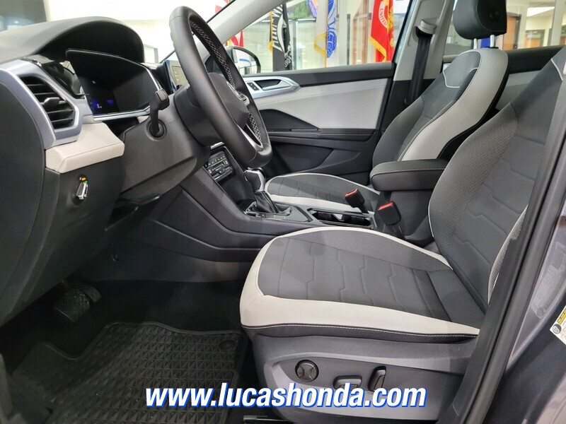2025 Volkswagen Taos SE photo 4