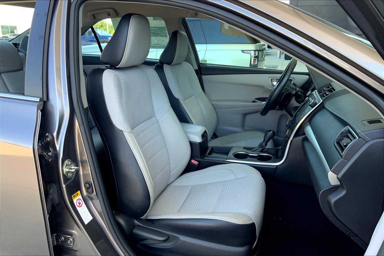 2017 Toyota Camry SE photo 8