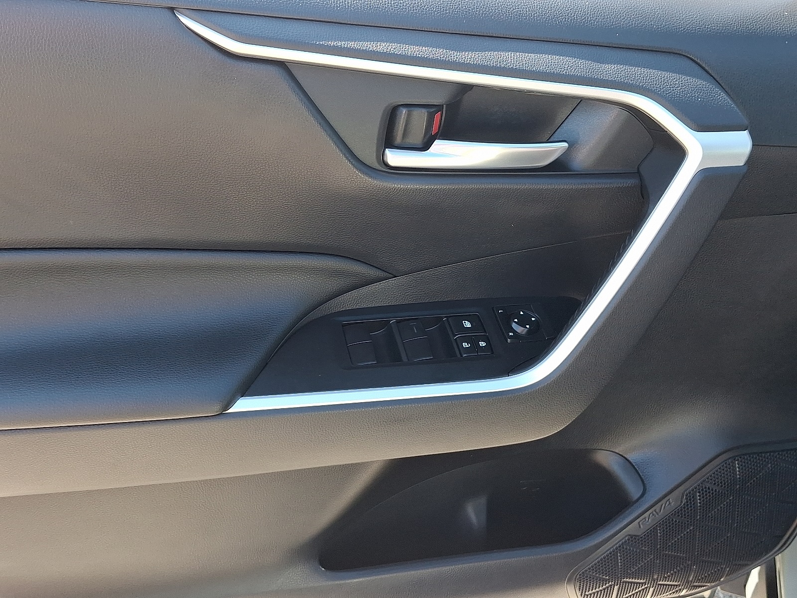 2019 Toyota RAV4 XLE photo 11