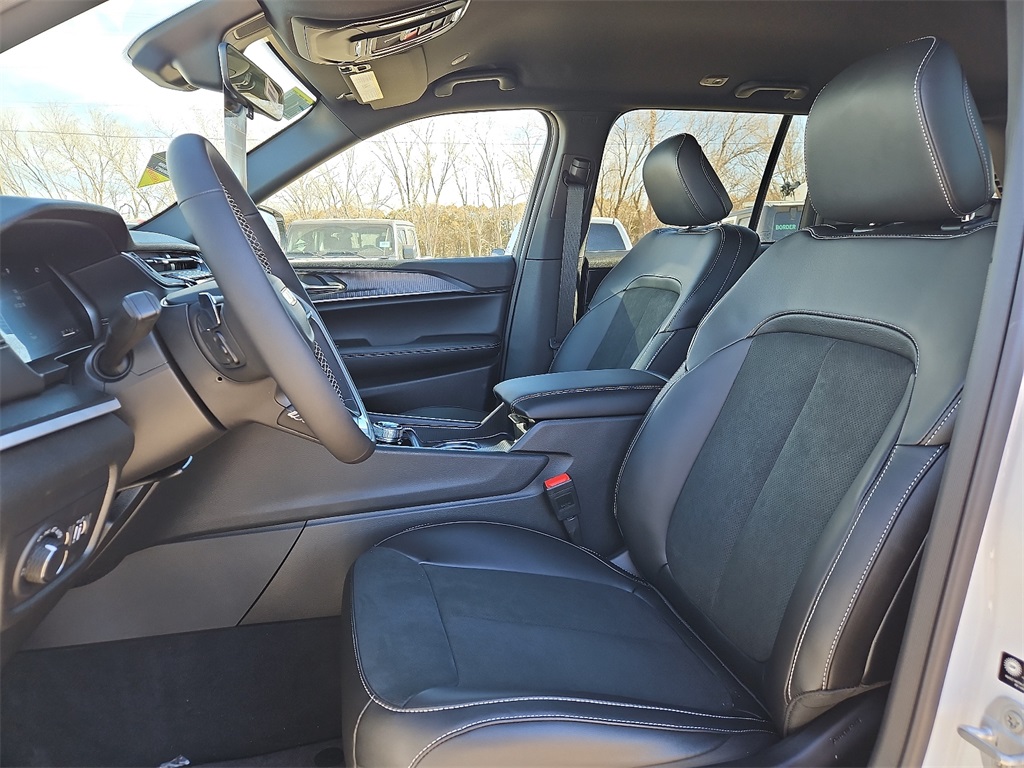 2025 Jeep Grand Cherokee Altitude photo 14