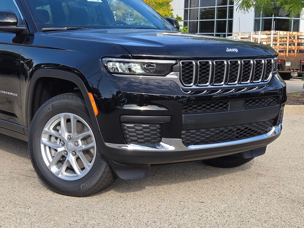 2025 Jeep Grand Cherokee Laredo photo 3