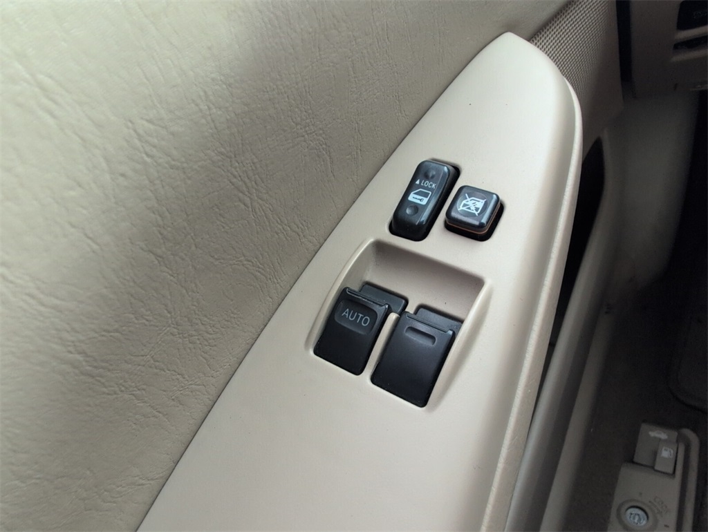 2008 Toyota Camry Solara SE photo 25