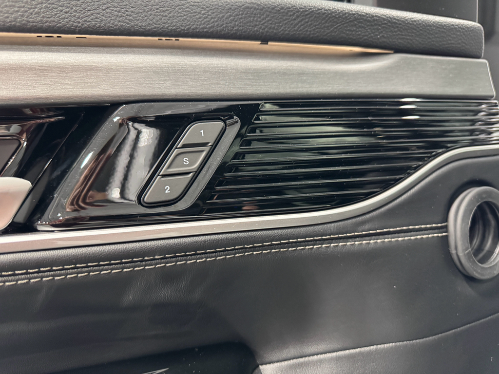2025 Jeep Wagoneer Series II Carbide photo 25