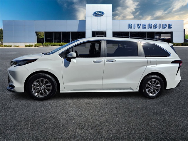 2023 Toyota Sienna XLE photo 4