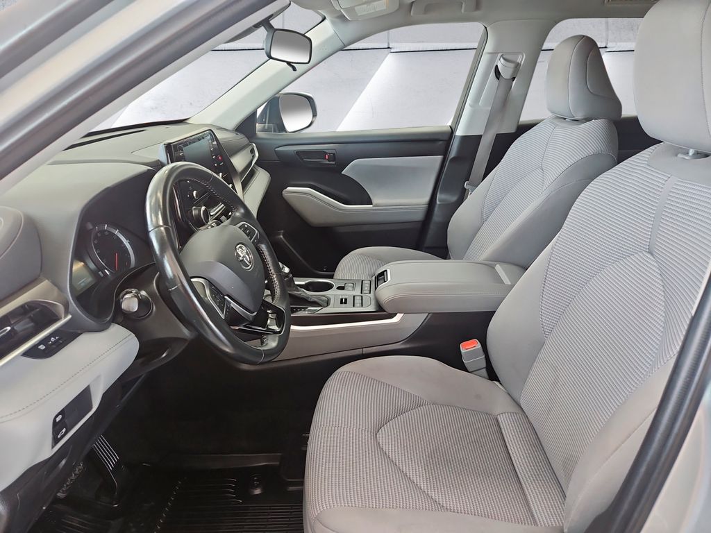 2021 Toyota Highlander LE photo 7