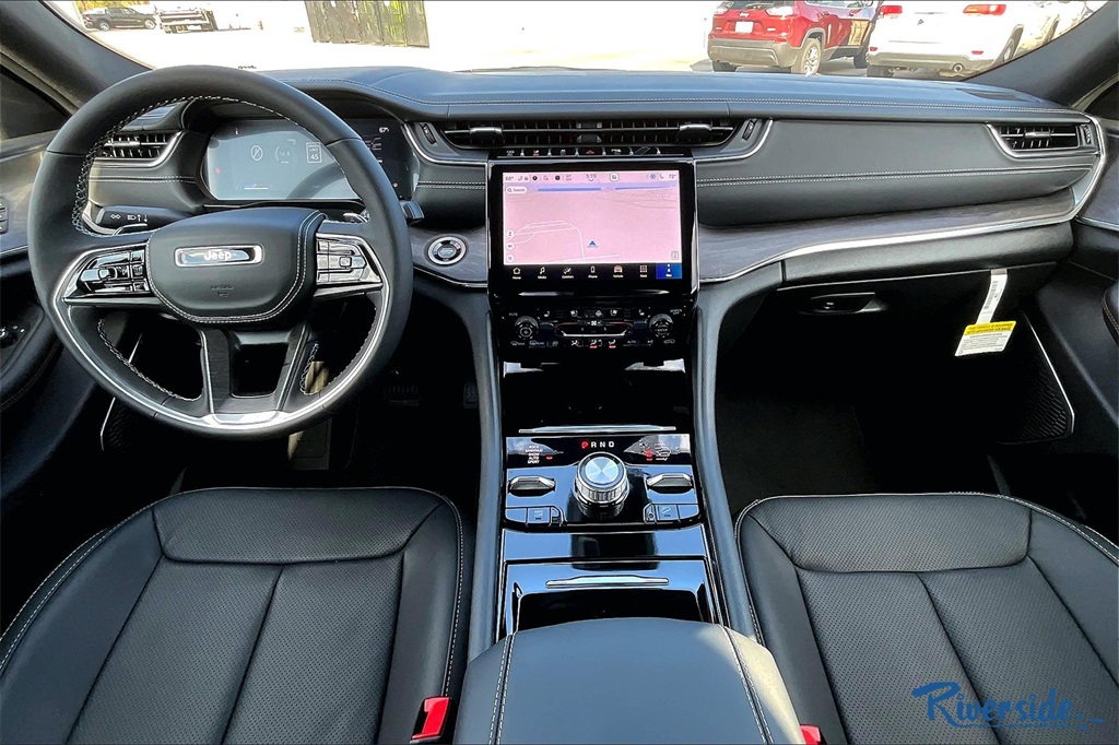 2025 Jeep Grand Cherokee Overland photo 5