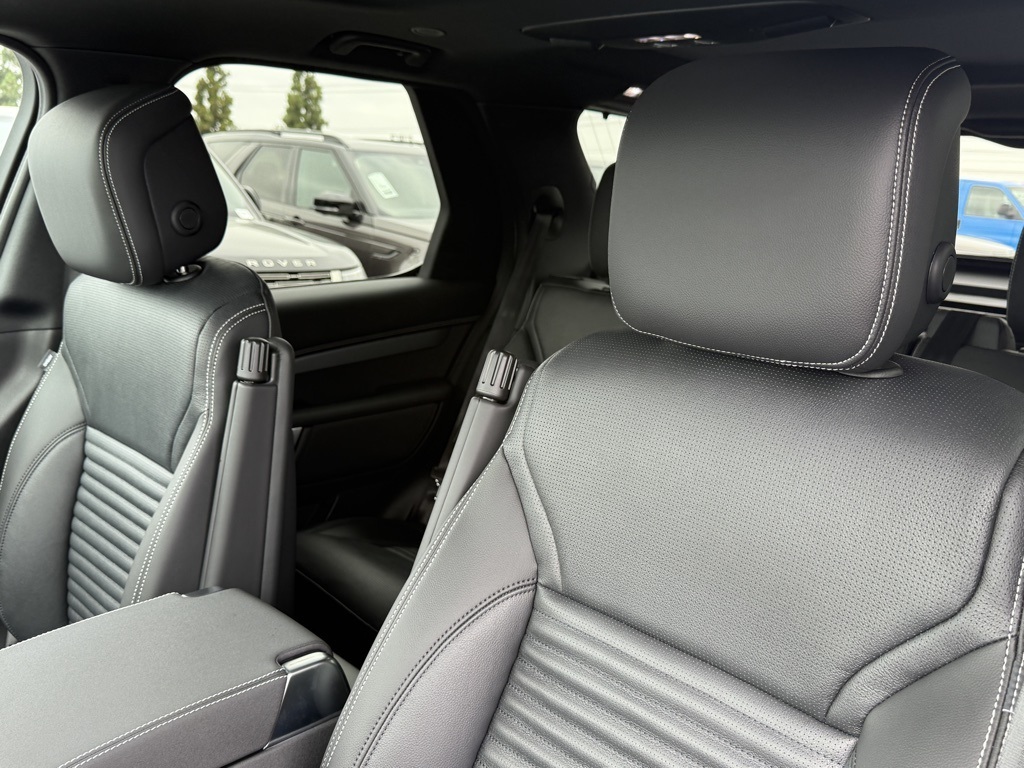 2025 Land Rover Discovery SE photo 12