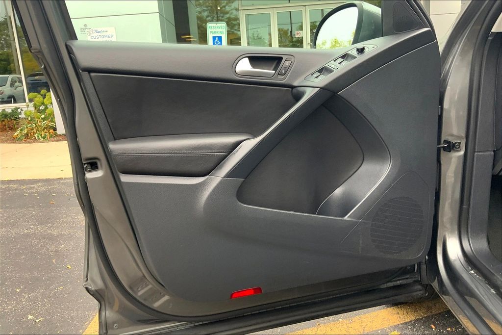 2014 Volkswagen Tiguan SE photo 23