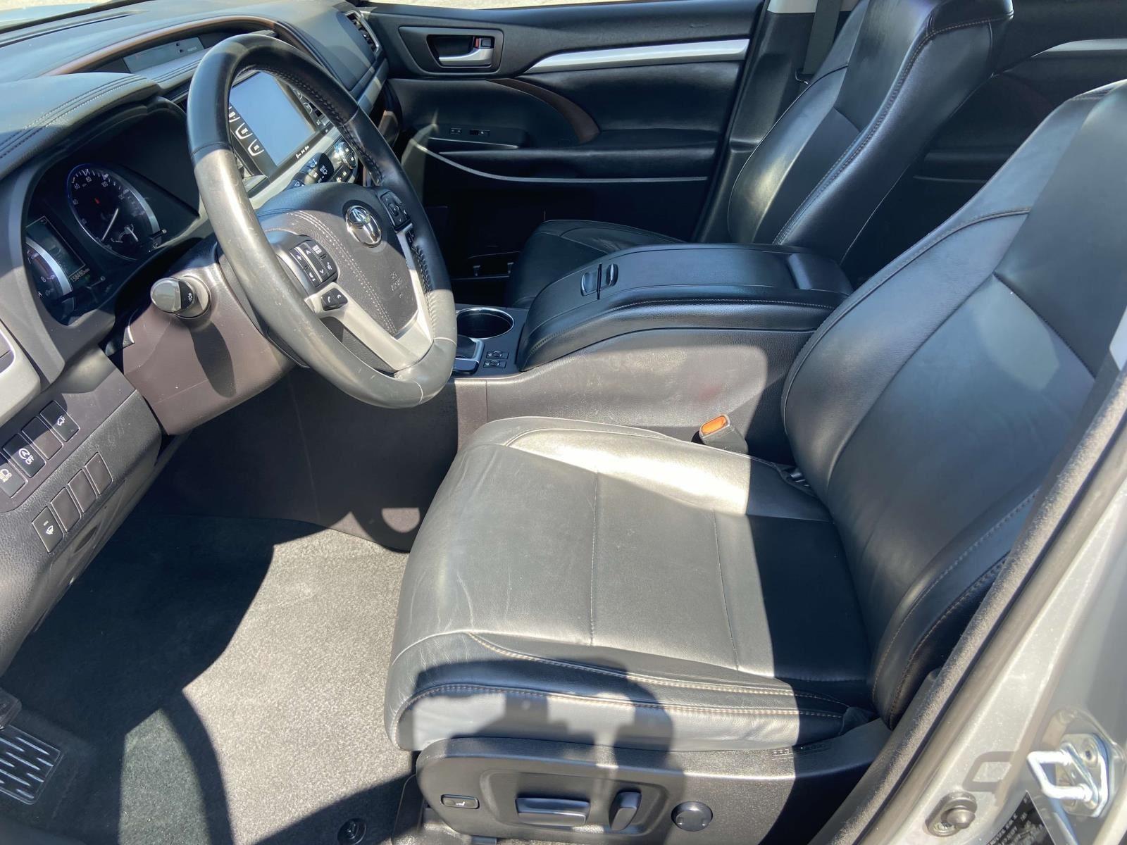 2017 Toyota Highlander XLE photo 2