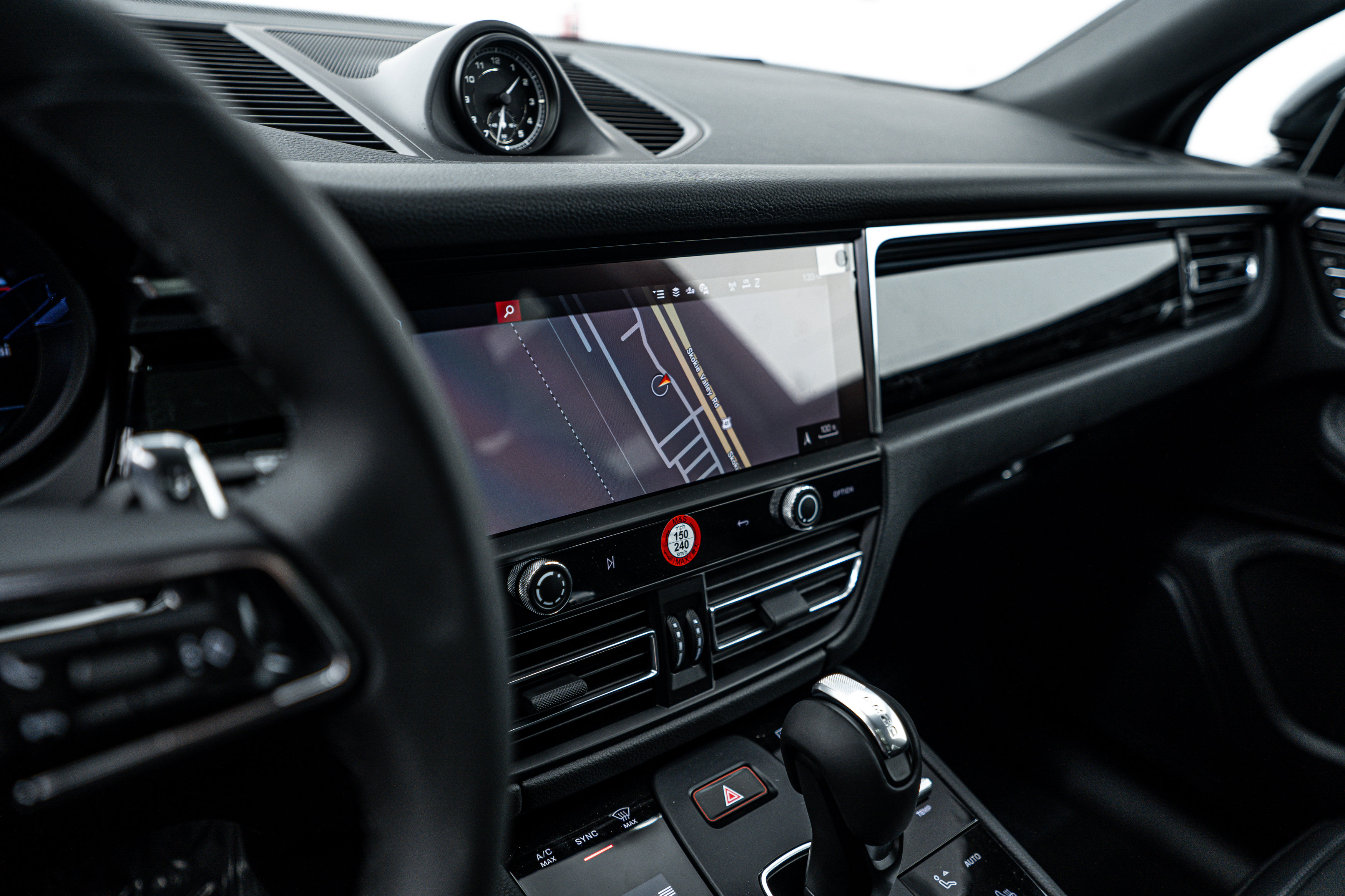 2025 Porsche Macan Base photo 12