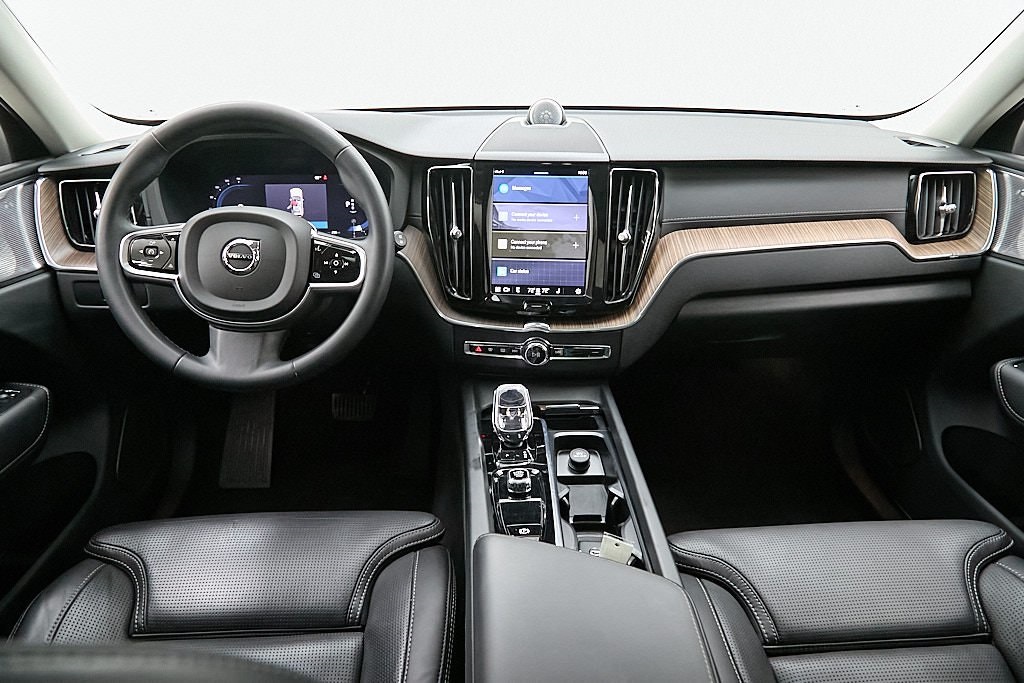 2023 VOLVO XC60 - Image 25